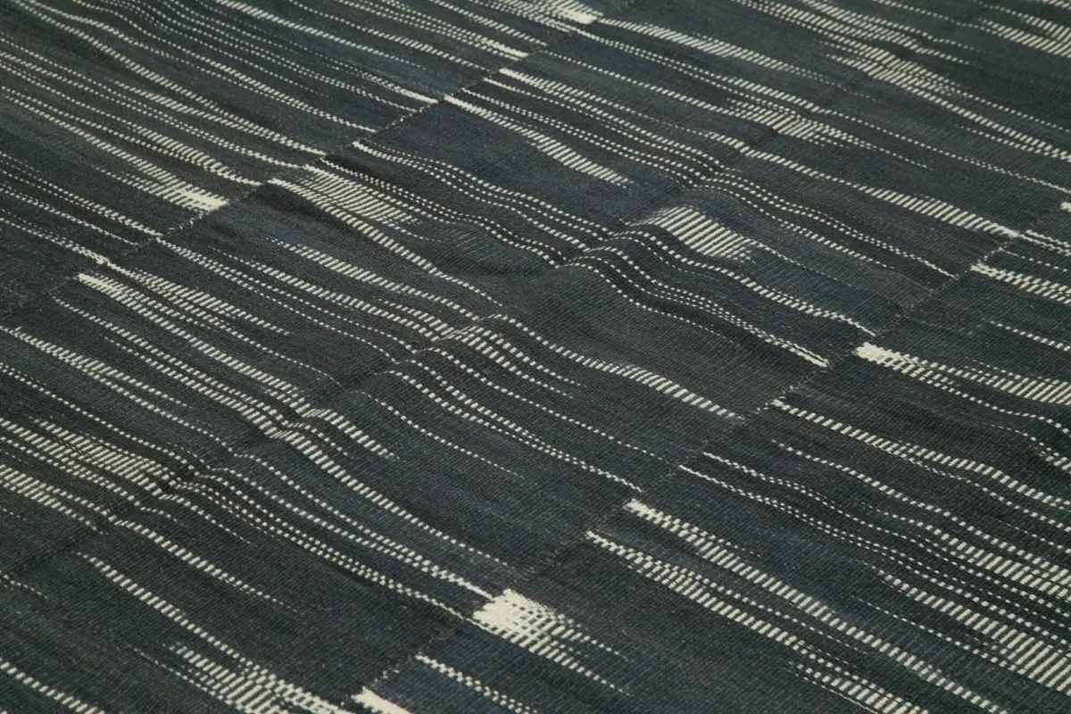 Gümgüm Modern Siyah Pamuk Üstü Yün El Dokuma Kilim-332x407 - Görsel 5