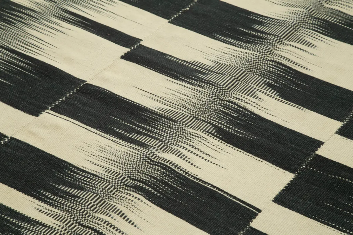 Gümgüm Modern Siyah Pamuk Üstü Yün El Dokuma Kilim-199x304 - Görsel 5