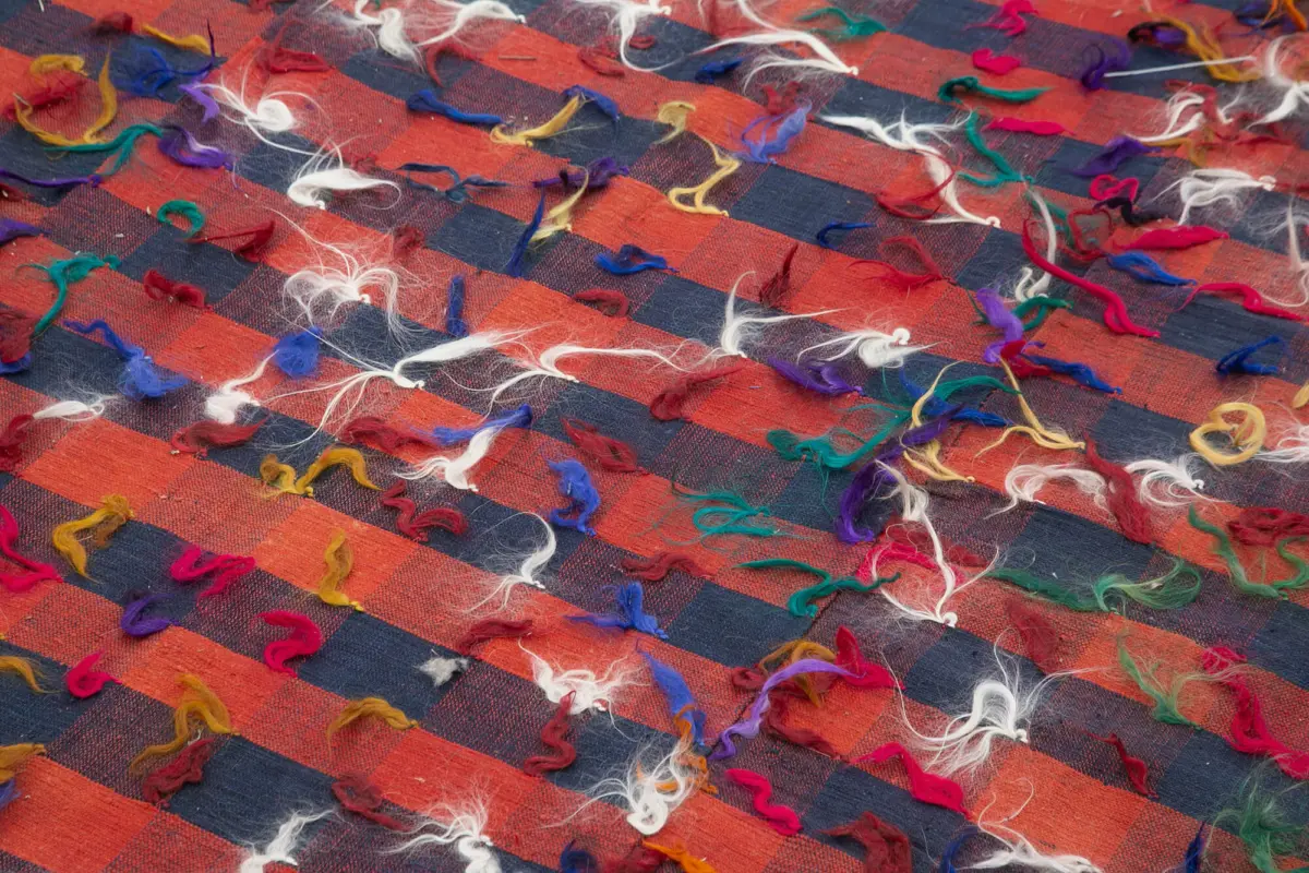 Anadolu Eskitme Kırmızı Pamuk Üzerine Yün El Dokuma Kilim-185x324 - Görsel 5