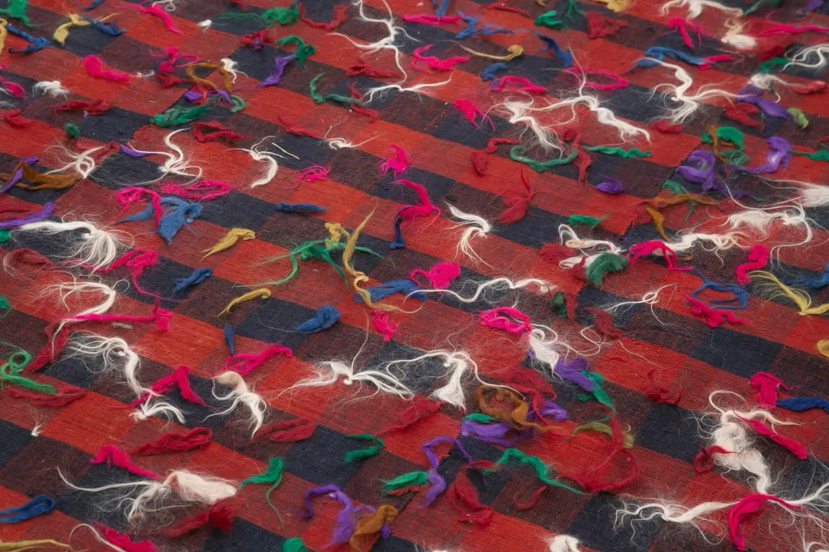 Anadolu Eskitme Kırmızı Pamuk Üzerine Yün El Dokuma Kilim-173x292 - Görsel 5