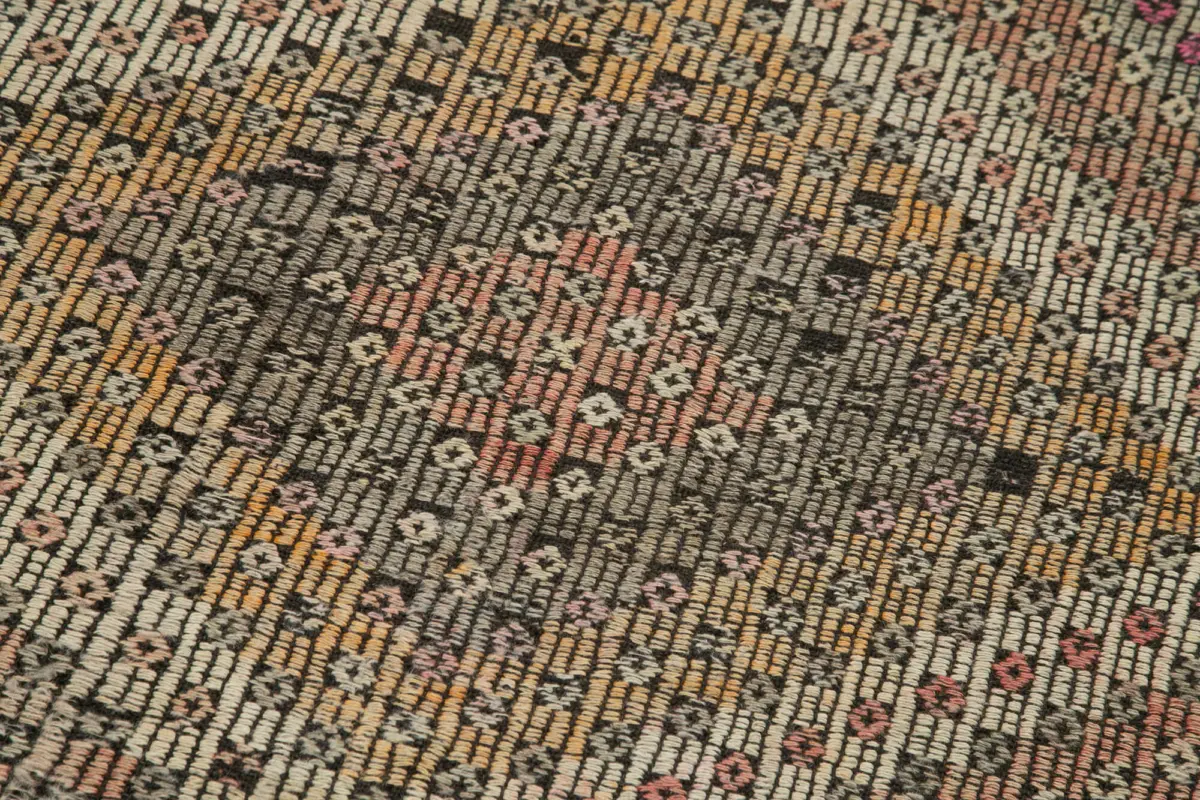 Anadolu Eskitme Kahverengi Pamuk Üzerine Yün El Dokuma Kilim-086x300 - Görsel 5