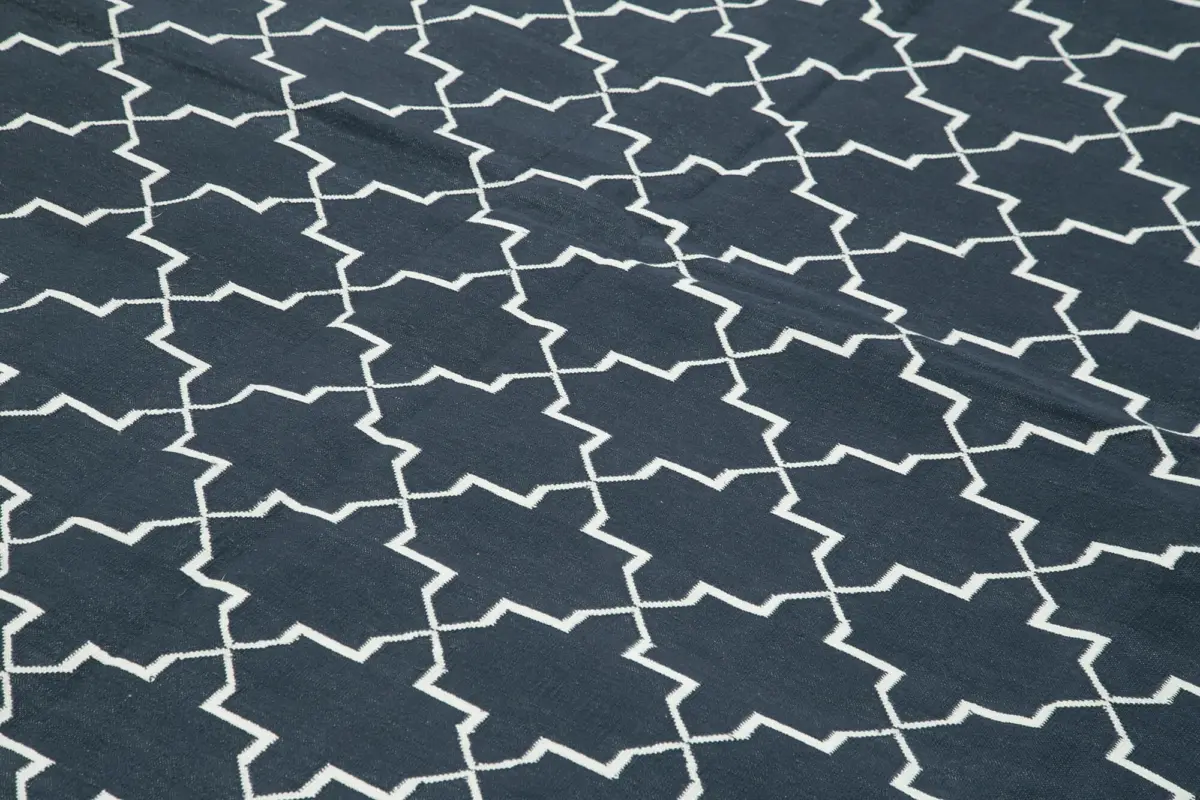 Duri Modern Siyah Pamuk Üstü Yün El Dokuma Kilim-280x365 - Görsel 5