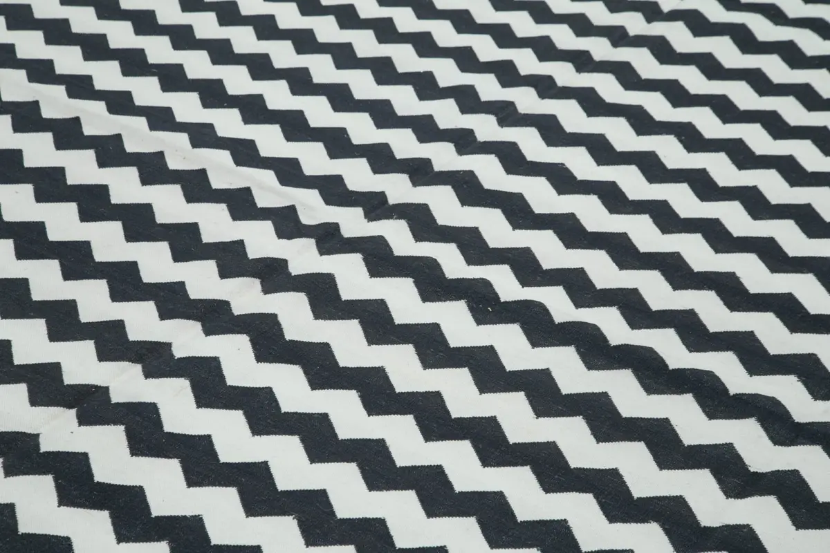 Duri Modern Siyah Pamuk Üstü Yün El Dokuma Kilim-270x360 - Görsel 5