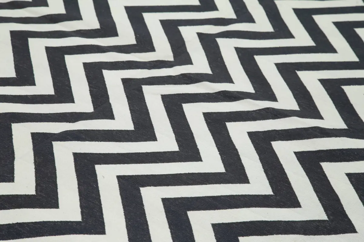 Duri Modern Siyah Pamuk Üstü Yün El Dokuma Kilim-286x366 - Görsel 5