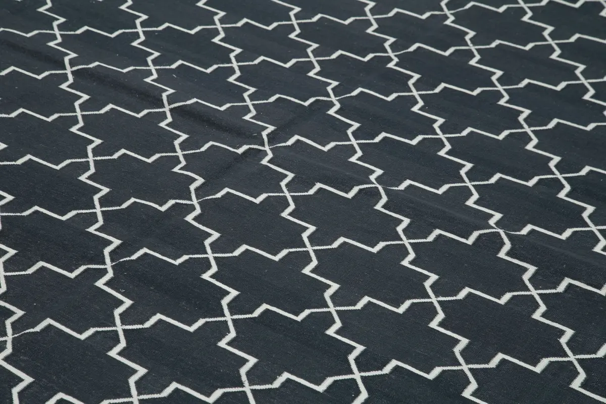 Duri Modern Siyah Pamuk Üstü Yün El Dokuma Kilim-280x365 - Görsel 5