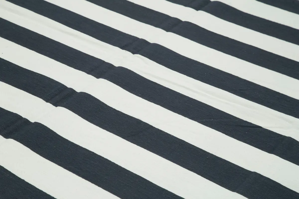 Duri Modern Siyah Pamuk Üstü Yün El Dokuma Kilim-270x370 - Görsel 5