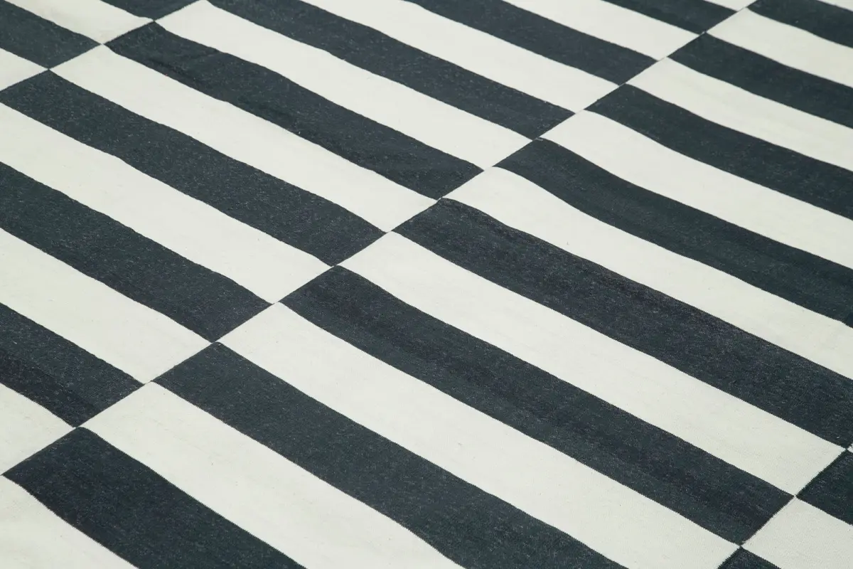 Duri Modern Siyah Pamuk Üstü Yün El Dokuma Kilim-278x361 - Görsel 5