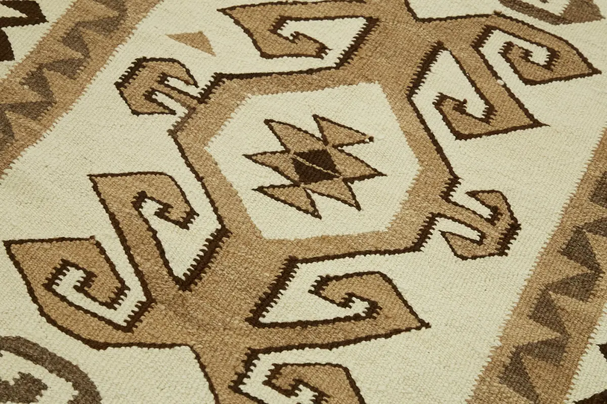 Herki Eskitme Beyaz Pabek Üzerine Yün El Dokuma Kilim-104x336 - Görsel 5