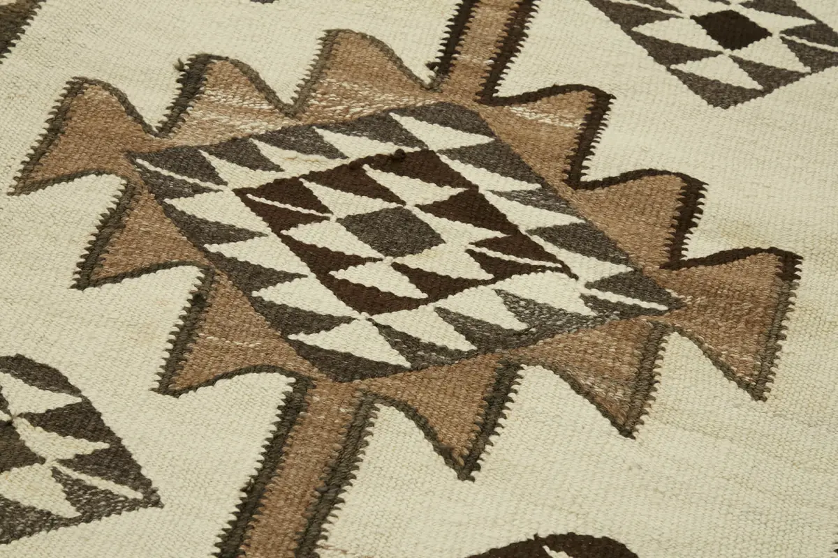 Herki Eskitme Beyaz Pabek Üzerine Yün El Dokuma Kilim-100x363 - Görsel 5