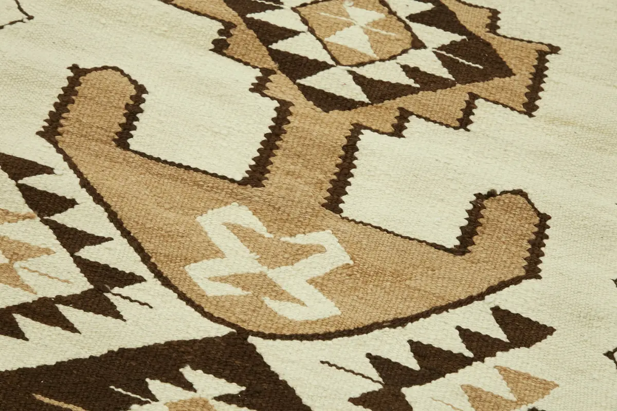 Herki Eskitme Beyaz Pabek Üzerine Yün El Dokuma Kilim-095x353 - Görsel 5