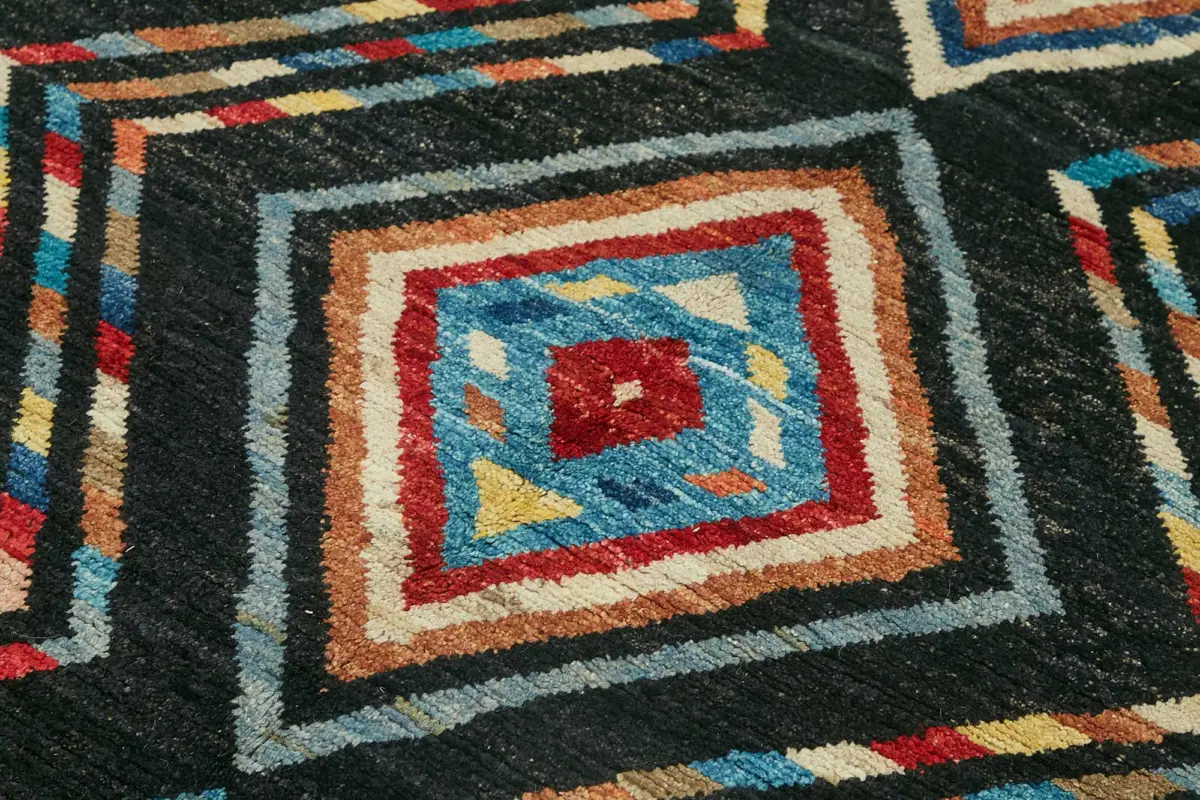 Tribal Modern Dizayn Siyah Pamuk Üzerine Yün El Dokuma Halı-172x241 - Görsel 5