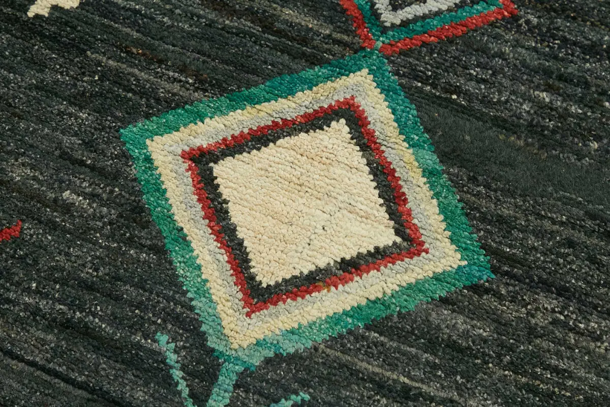 Tribal Modern Dizayn Siyah Pamuk Üzerine Yün El Dokuma Halı-092x419 - Görsel 5