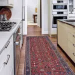 Loudi Çerçeveli Kırmızı Polyester ve Pamuklu Kaydırmaz Tabanlı Yıkanabilir Dijital Baskı Halısı - Görsel 5