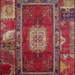 Hyen Çerçeveli Kırmızı Polyester ve Pamuklı Kaydırmaz Taban Yıkanabilir Dijital Daskı Halısı